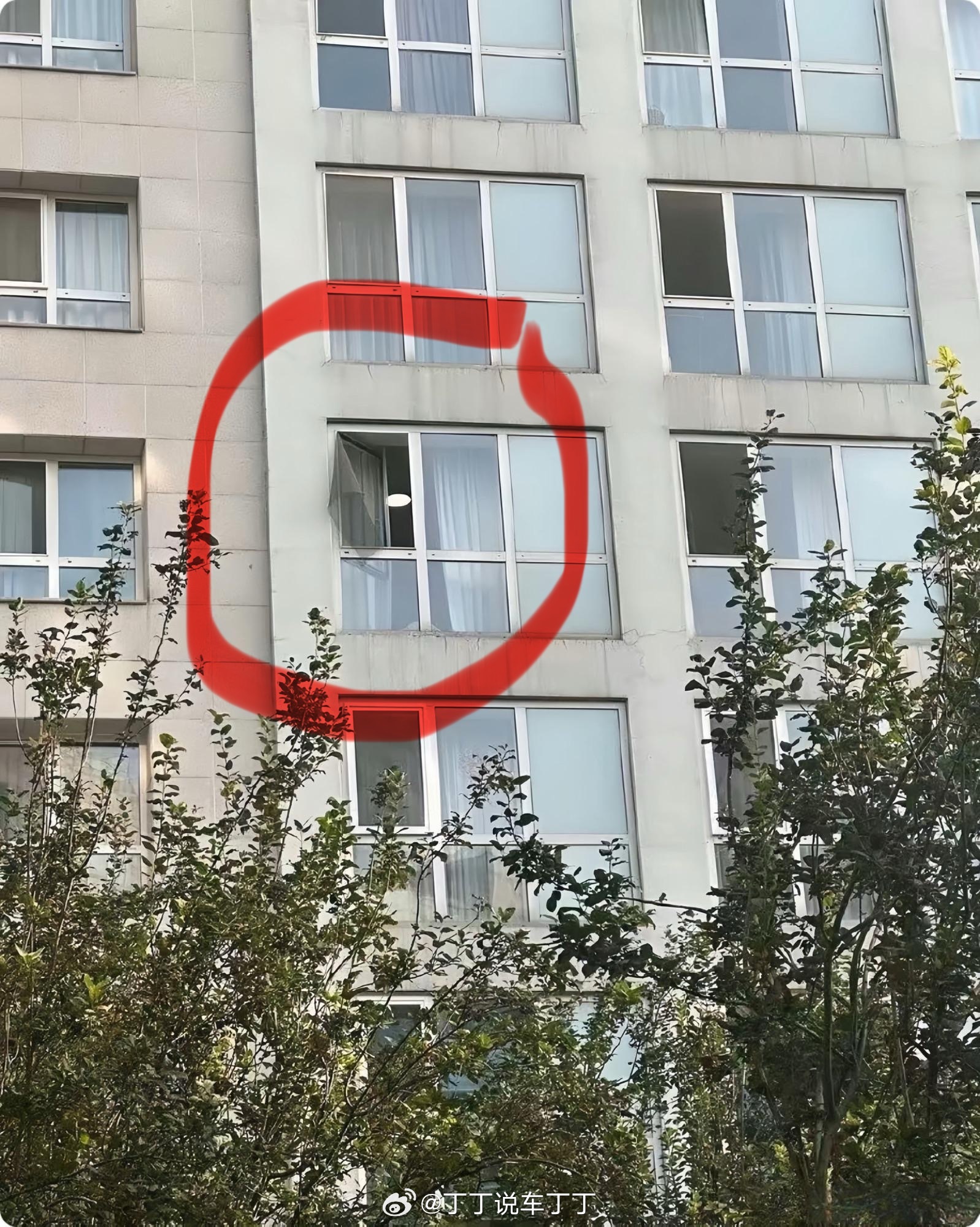 必须明确一下“坠楼”和“跳楼”是两回事。跳楼的话，总会开纱窗吧。这事怎样不好说，