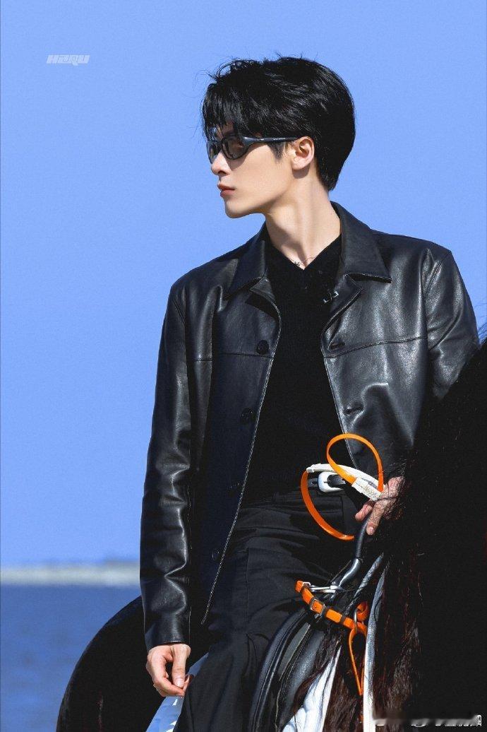 檀健次骑马出场你好星期六 海口录制路透太惊艳！檀健次单手持缰策马而来，潇洒恣意的