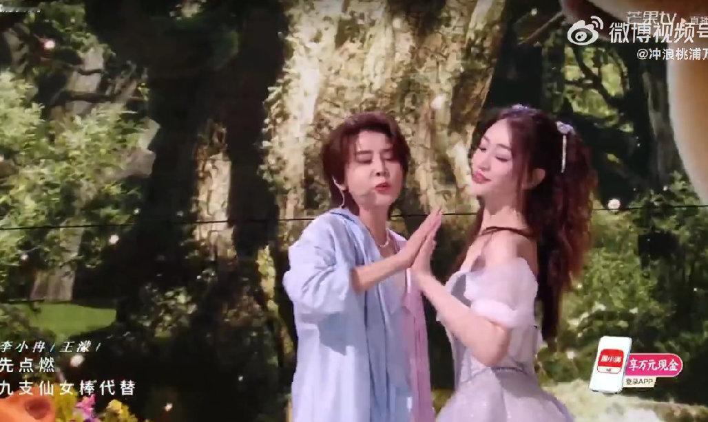 王濛李小冉父母爱情乘风2026化身瓜田里乱跑的磕糖人！王濛满眼温柔注视李小冉歌唱