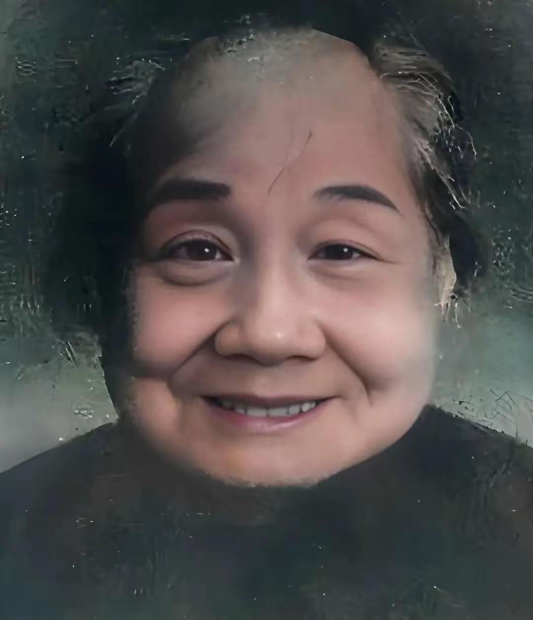 1956年，中南海怀仁堂。台上锣鼓点子正密，台下坐满了人，毛泽东忽然侧过头，问了