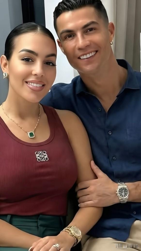 C罗这位足坛巨星，和乔治娜的爱情也令人羡慕，他们的合照就像一个个爱情故事的缩影。