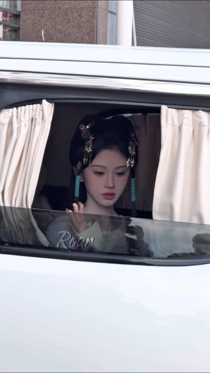 救命…鞠婧祎这套银簪绿松石流苏造型直接美到失语😭😭完全妲己既视感，每个角度都