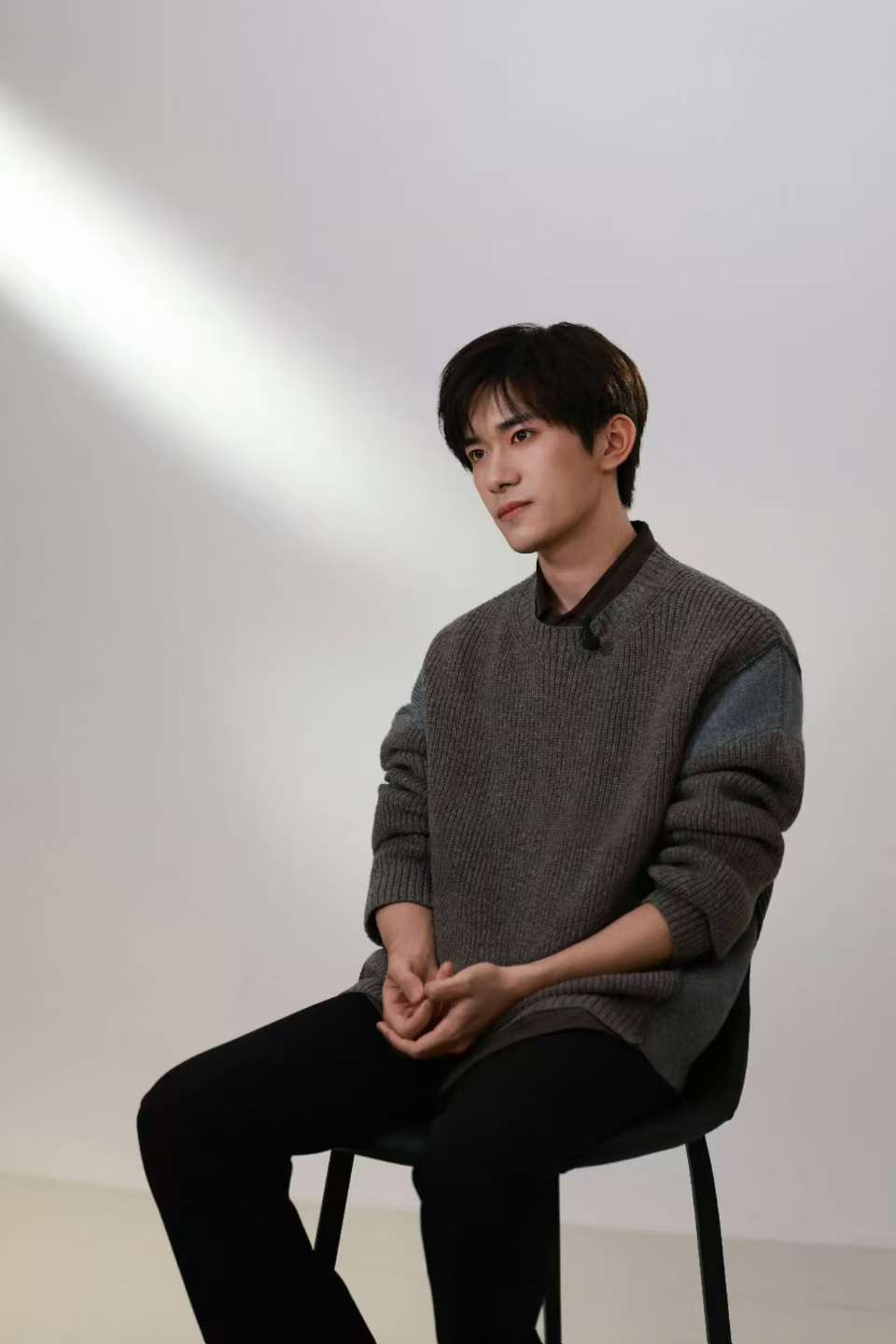 易烊千玺穿的灰色简约针织衫衬得他很沉稳啊！