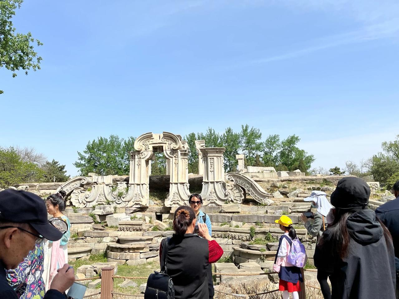 圆明园公园，拍了一张遗址图。