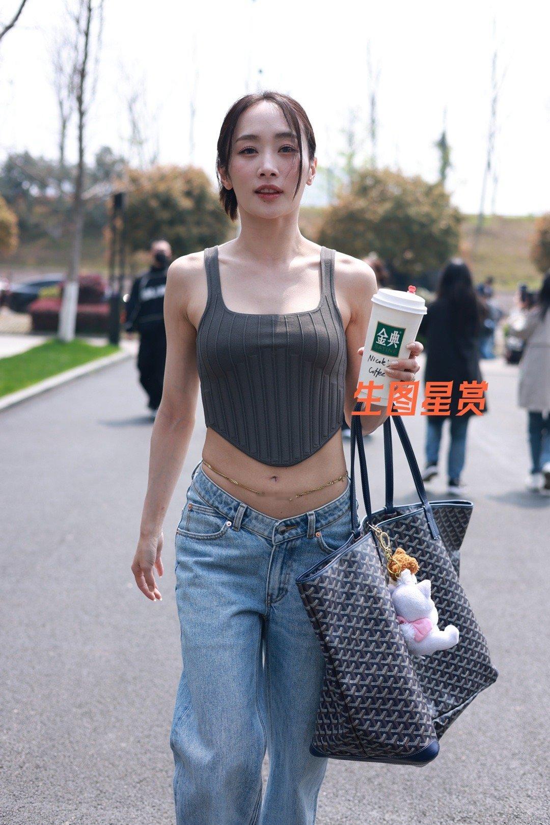 郑妮可今日浪姐上班，春暖花开，小蛮腰好斯哈[微风][给你小心心]  | 2560