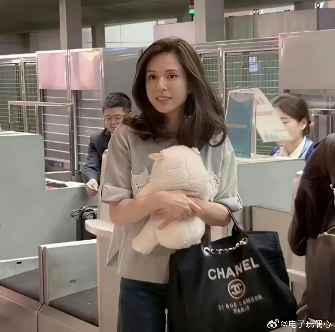 李若彤胖了之后变漂亮了，一点儿都看不出60岁，不愧为国民女神 