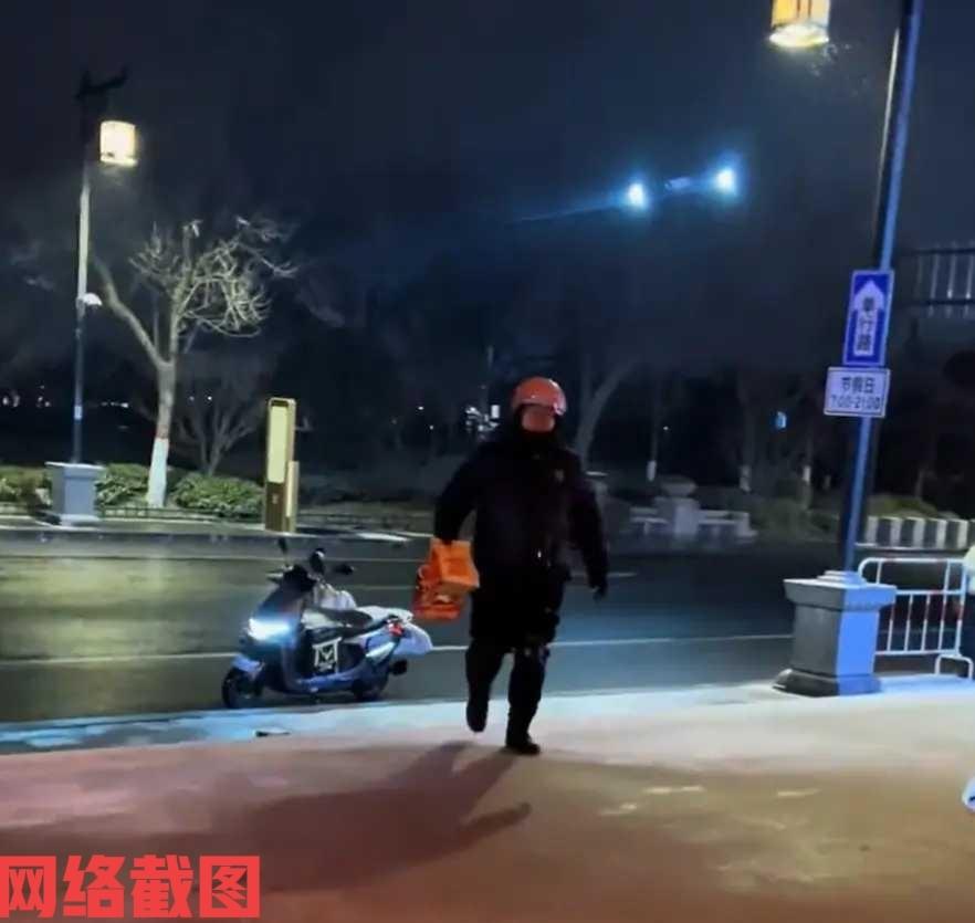 河南有女子和朋友在跨年夜点了外卖。

本来女子与朋友们准备是一边跨年一边吃美食，