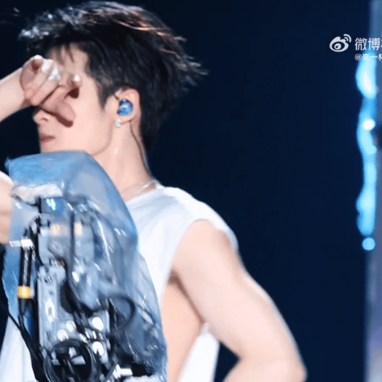 男明星能不能好好穿衣服，为什么要指着腋毛 ​​​