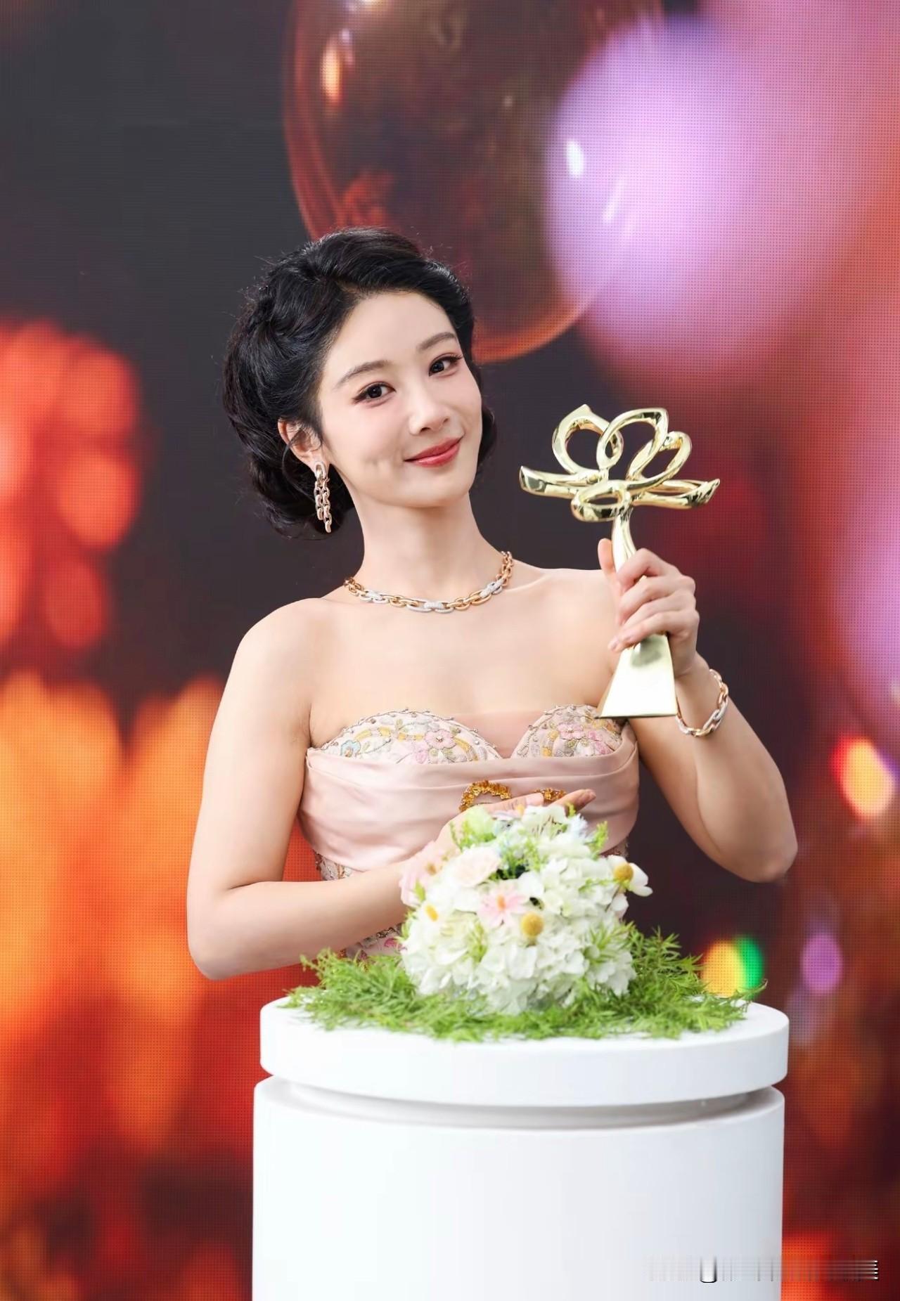终于搞明白了，

杨紫拿白玉兰为什么没人说什么了，

不是因为她运气好，而是因为