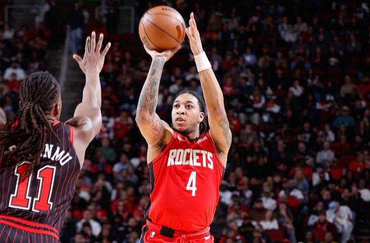 这场比赛戴维森的表现非常好，算是火箭能够结束连败险胜公牛的功臣，乌度卡也没有之前