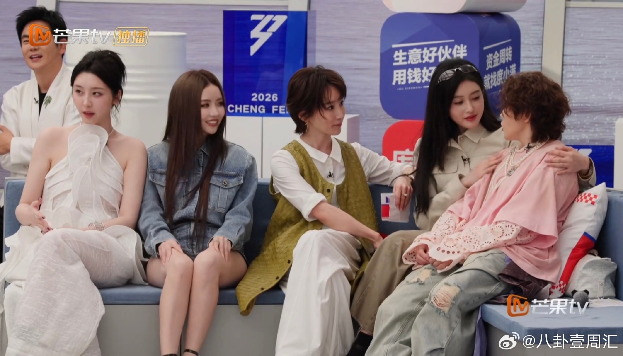 比追剧还上头！每周五周六锁定直播，看姐姐们如何逆风翻盘。浪姐直播把娱乐圈文演出来