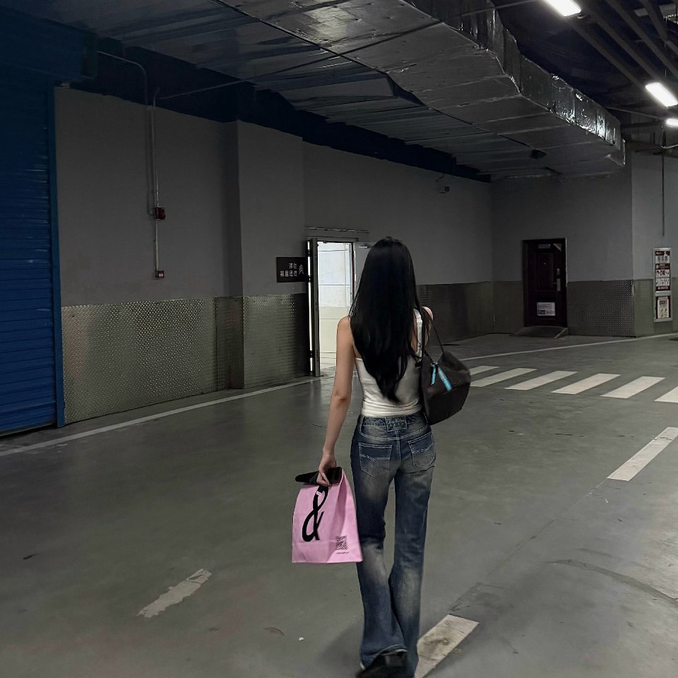 思慕社字母 我们之间隔着时间，隔着山川，隔着一场永远无法同时降落的黄昏。你那边天