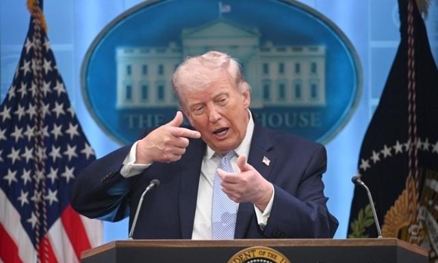 特朗普虽然当了两任总统，但表现却截然相反。

第一任期，特朗普在用人上基本还是靠