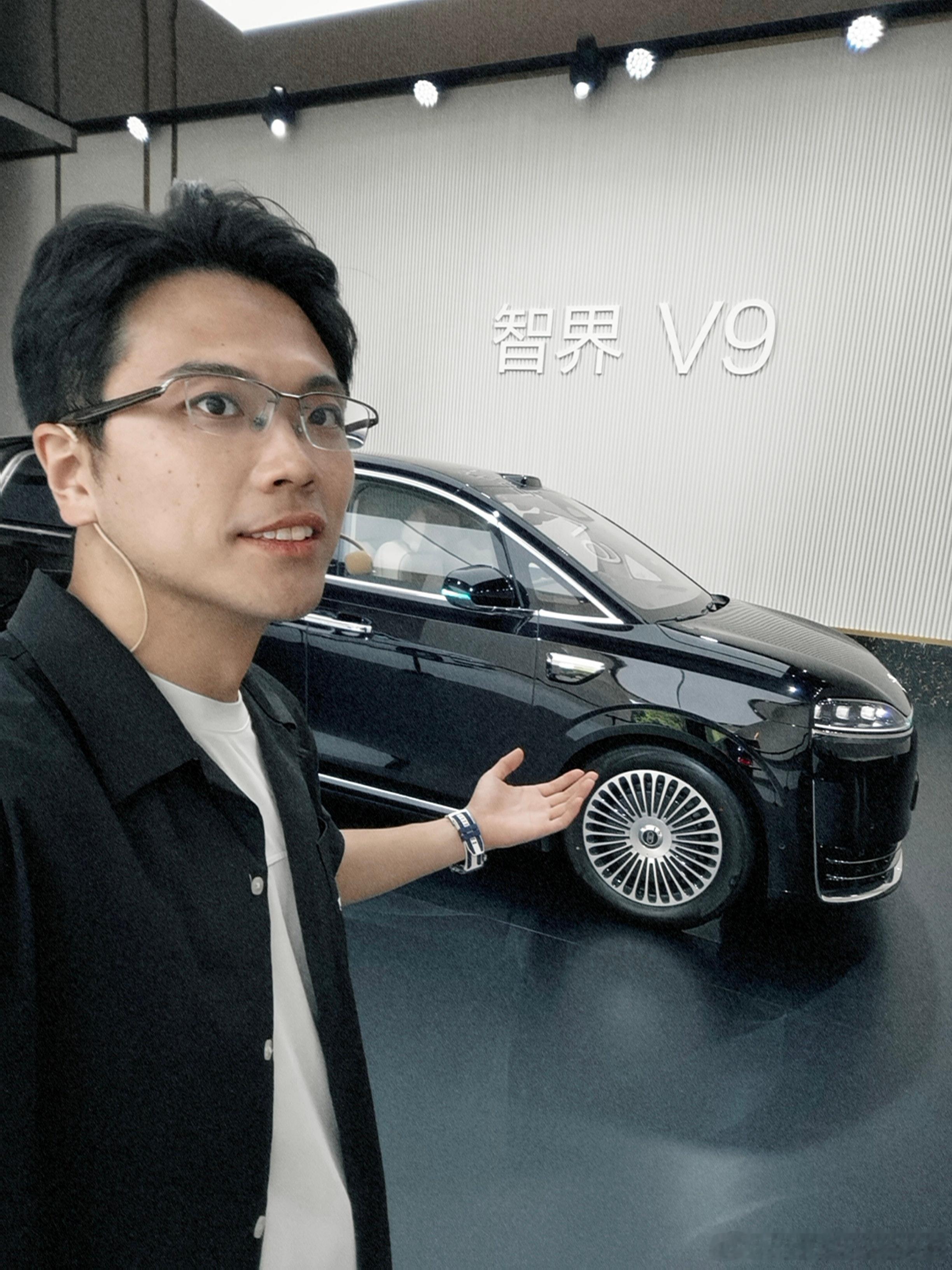 刚从鸿蒙智行直播间和大家聊了两个小时智界V9，一下播就看到全景智慧旗舰MPV 智