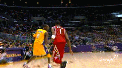 科比底线突破麦迪，转身反手扣篮，两个传奇分卫的较量！