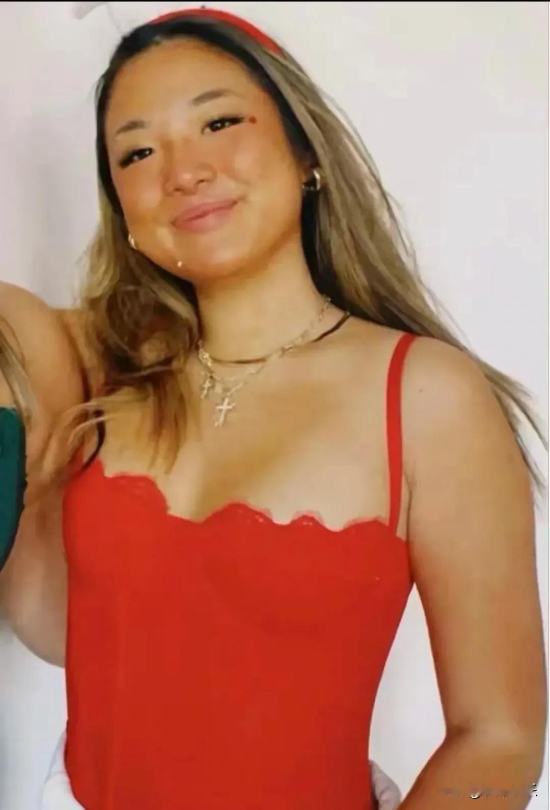 歌神张学友藏了26年的女儿终于曝光！大女儿张瑶华一头黄毛美黑浓妆，和当年判若两人