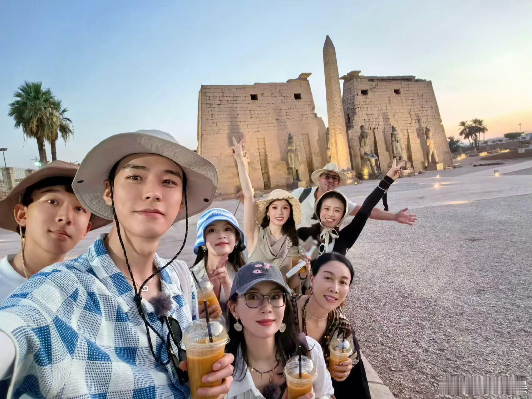 李沁晒花少埃及合影李沁晒七老童心自拍照李沁晒花少埃及合影，沉浸在古老文明的怀抱中