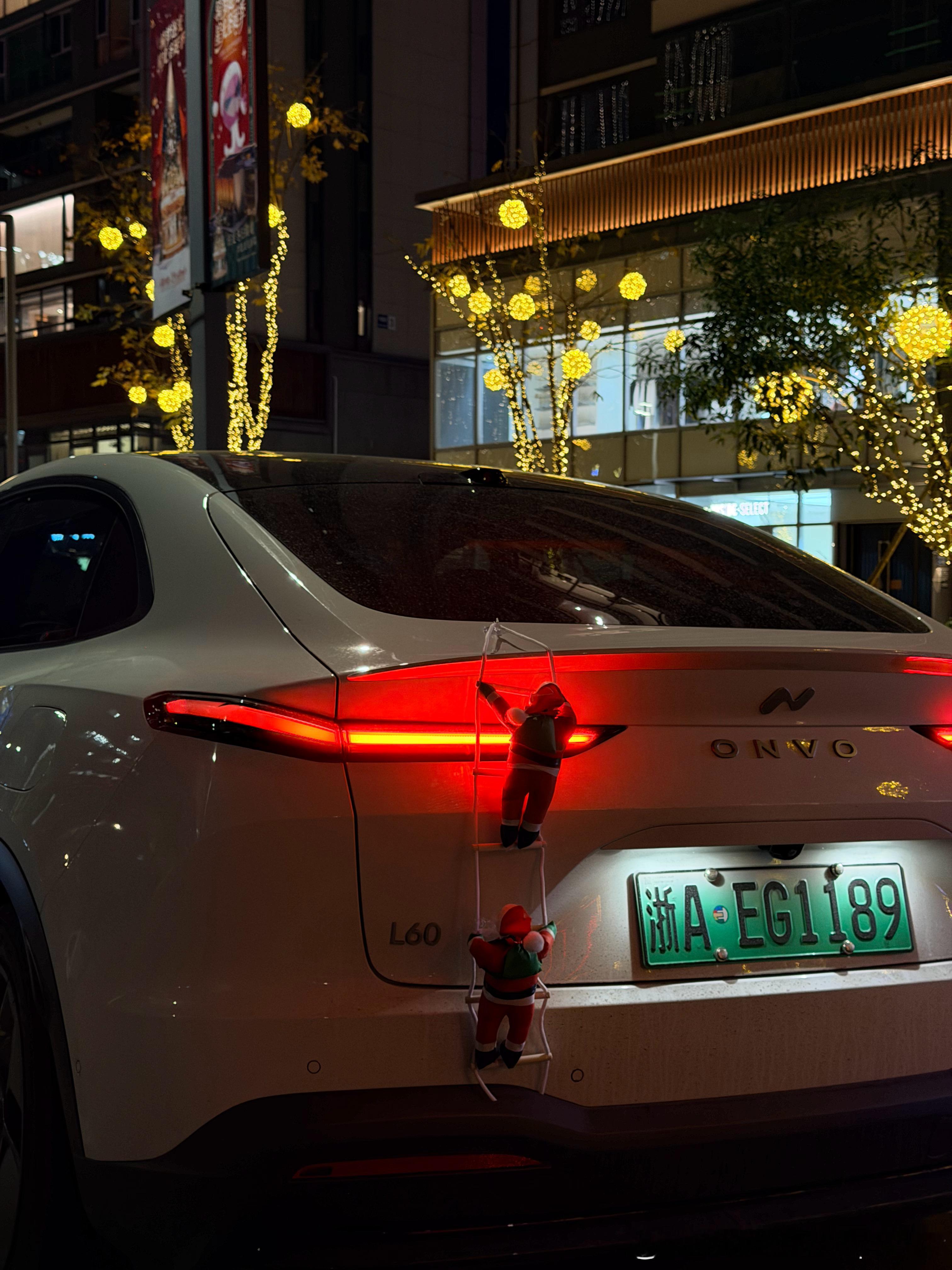 圣诞快到了，快给自己的车子装扮起来