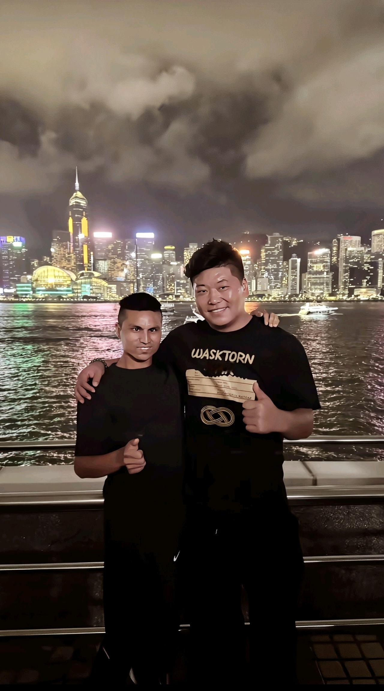 三哥与三相电在维多利亚港合影，，，，真实生活分享计划 香港的维多利亚港，背景中标