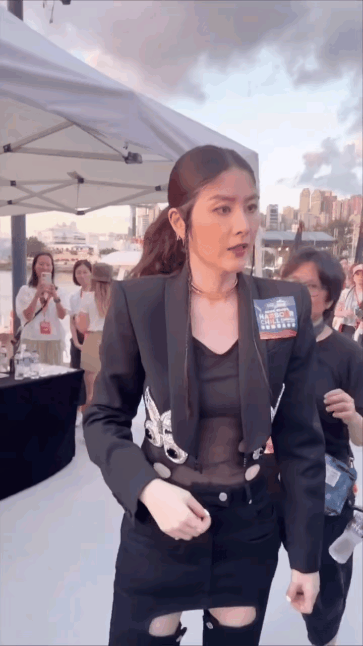 陈慧琳都50岁了，一代人的回忆，从小听她的歌长大，现在我们都老了，她居然还那么年
