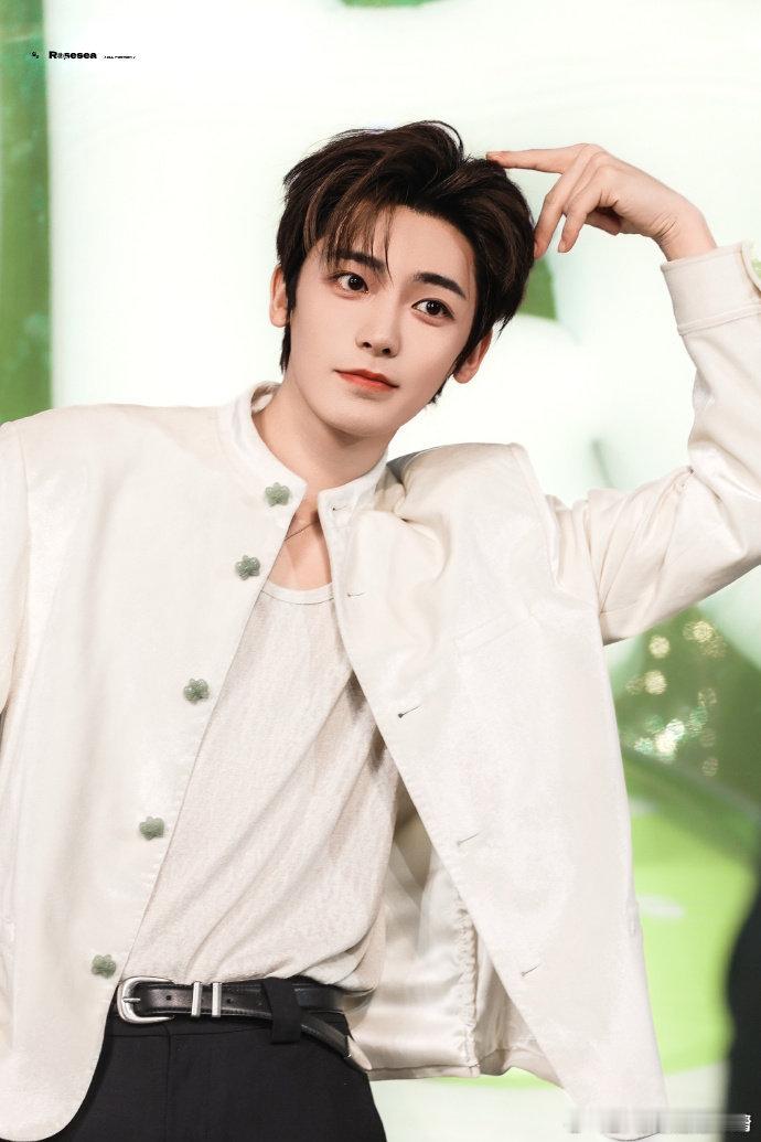 侯明昊土味情话还没说已经红温了 谁懂侯明昊的红温尴尬！刚说“火锅辣如猕猴桃”就害