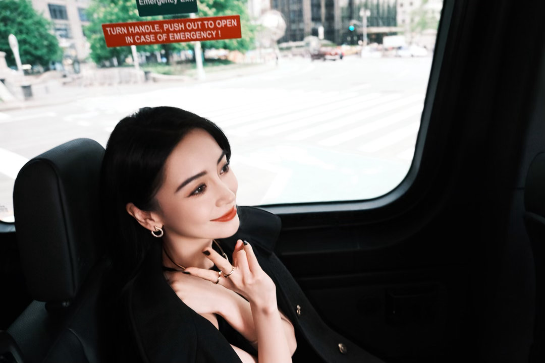 angelababy 杨颖 穿梭城市街道，捕捉途中小美好🚗 
