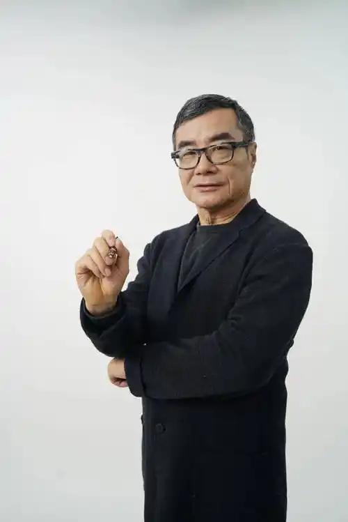 一位性学专家说：“跟一百个人睡一次，那是本能，跟一个人睡一百次，那是本事。不受拘