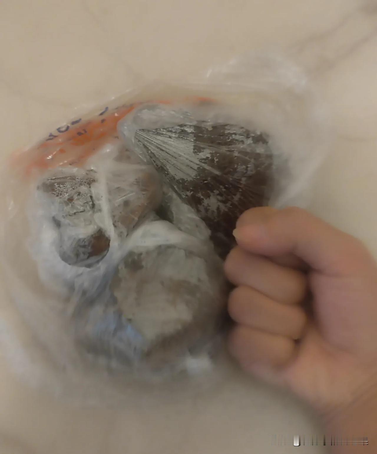 能看出来这是多少牛肉吗

不到我拳头大小的牛肉，三团，我是100斤的女生，刚买完