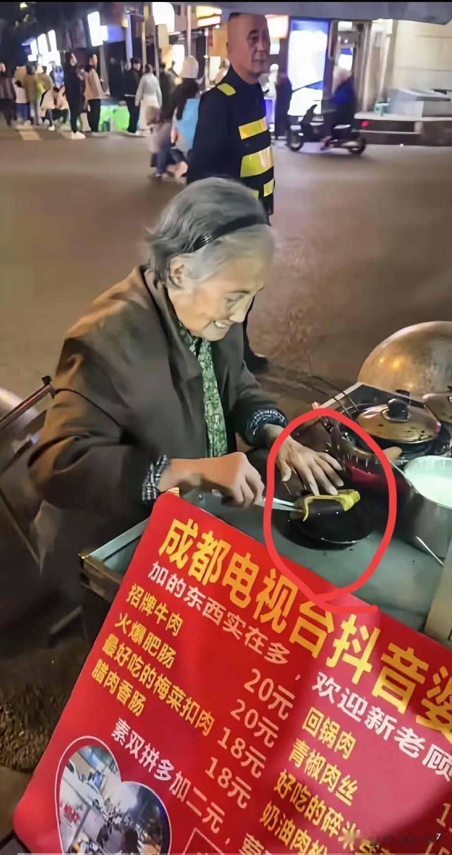 今天专程从绵阳坐动车，去成都建设路，品尝一下这个老婆婆的蛋烘糕。刚开始我还不相信