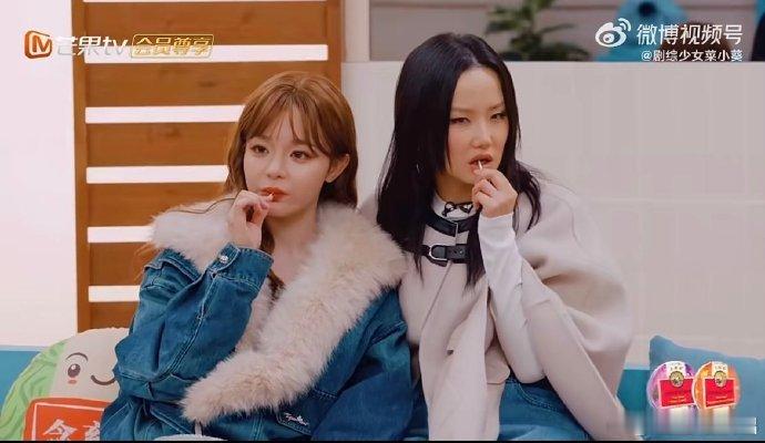 黄霄雲撤回一个张国荣声生不息黄霄雲在节目里的反应也太真实可爱了，先真心夸赞张国荣