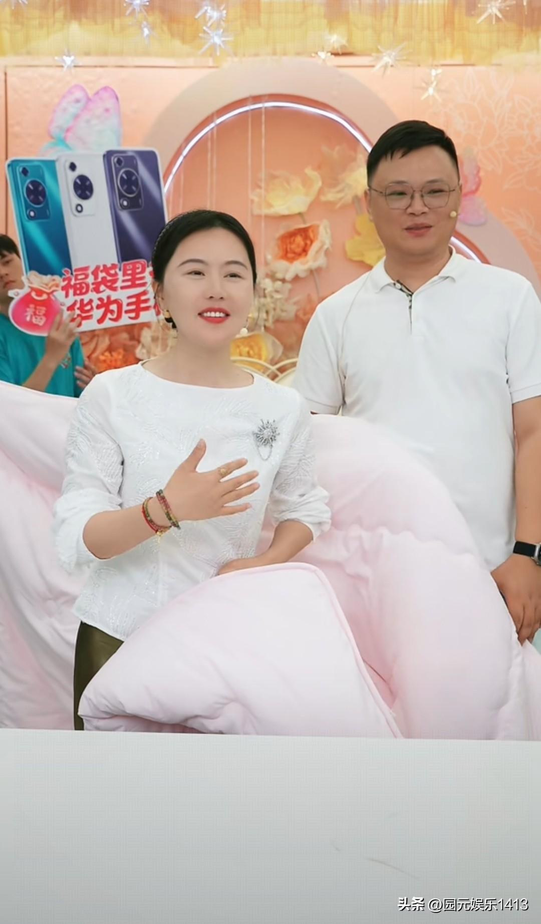 相宜和杨奶奶第二次合作。上午直播带货床上用品，不知什么原因停播了。有网友说还是被