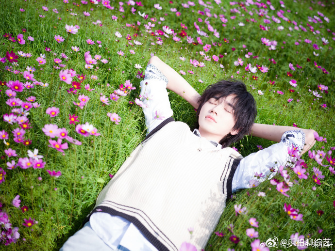 宋亚轩花海王子  真不愧是我们的花海小王子呀，宋亚轩洋溢着春天的气息，又浪漫又值