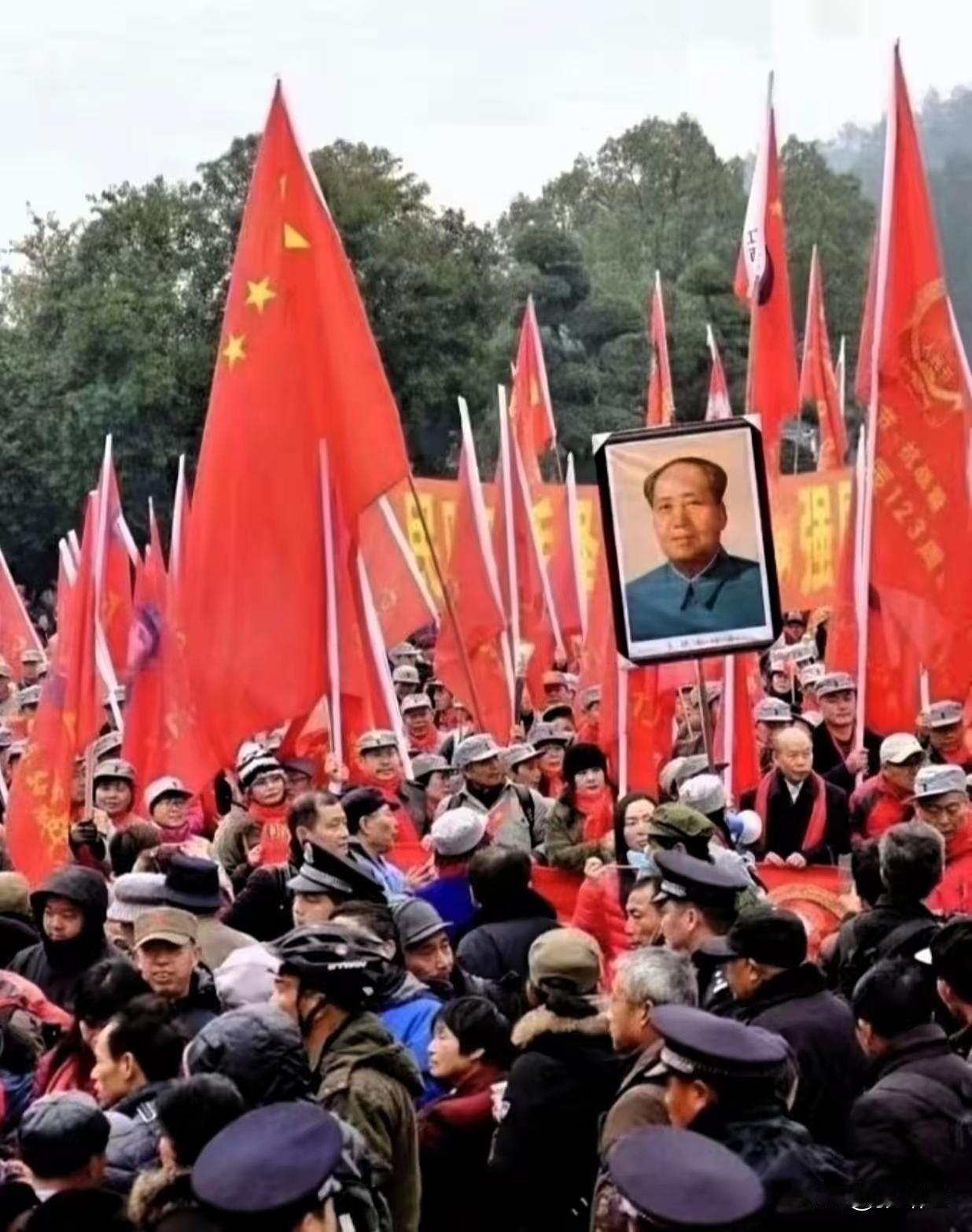 伟大不伟大，人民说了算！
 
总有人喜欢站在高处评头论足，总有人用自己的标准定义