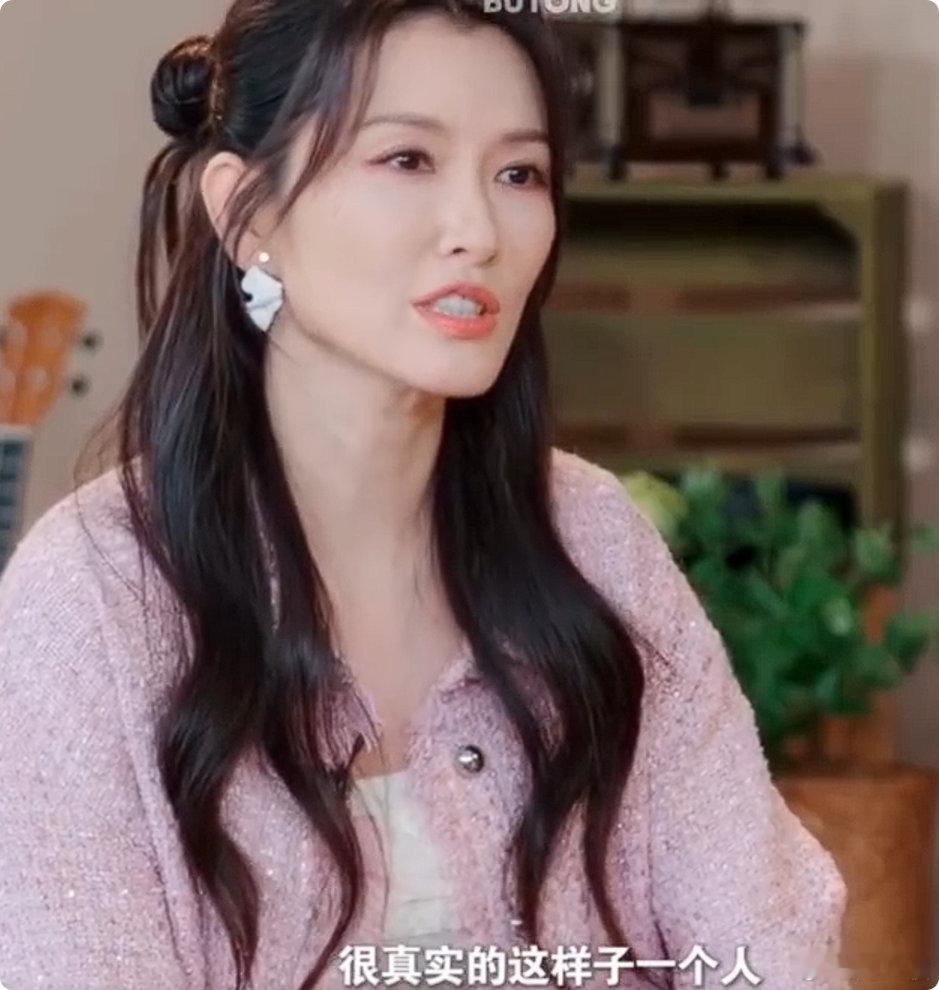 徐洁儿说李小冉更自信了徐洁儿夸李小冉唱歌感情真挚越来越舒展大方，整个人散发着独特