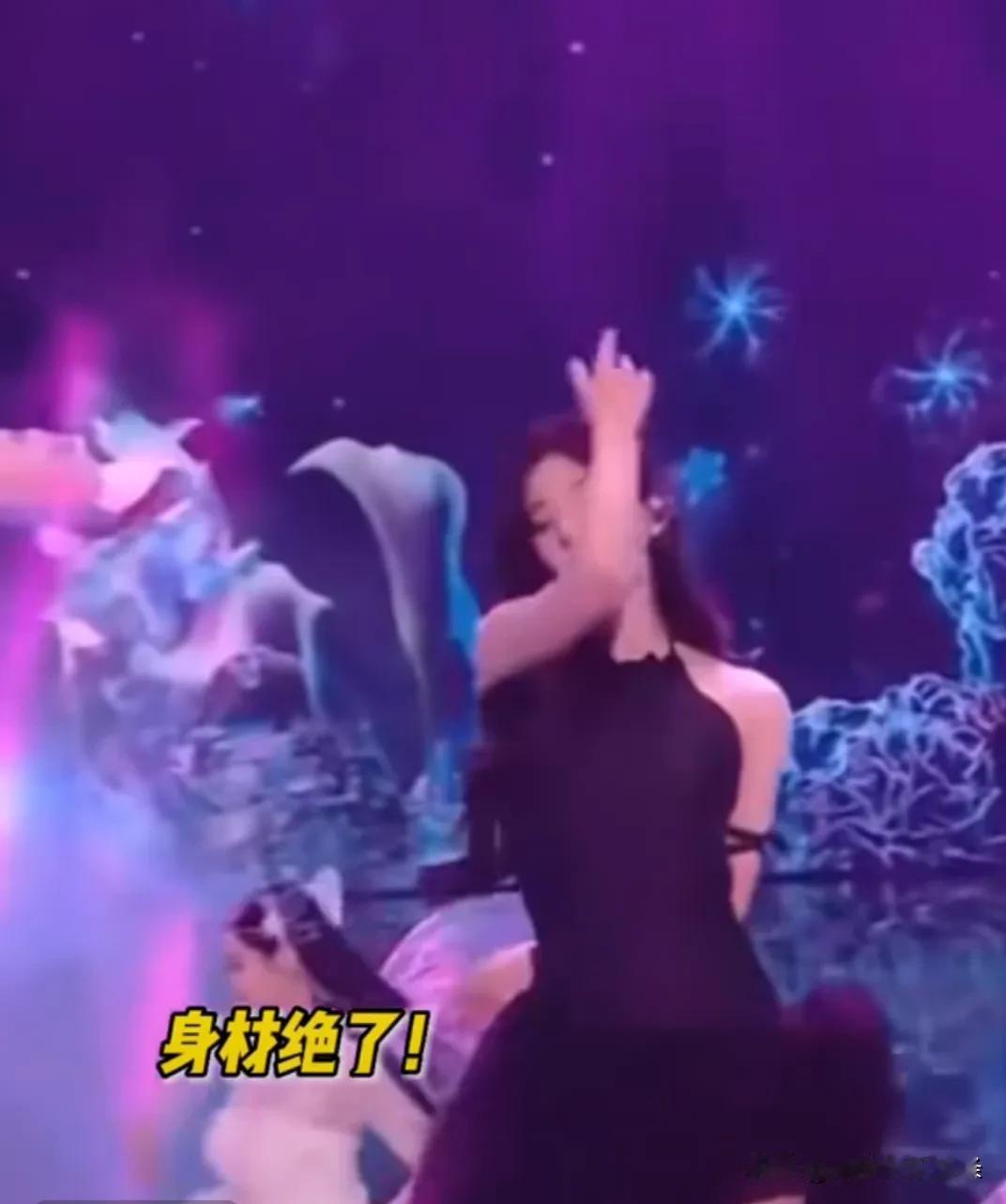 漂亮还好酷的赵露思[赞][赞]，昨天这造型真的很美，他真的很好看，把优点全展示出