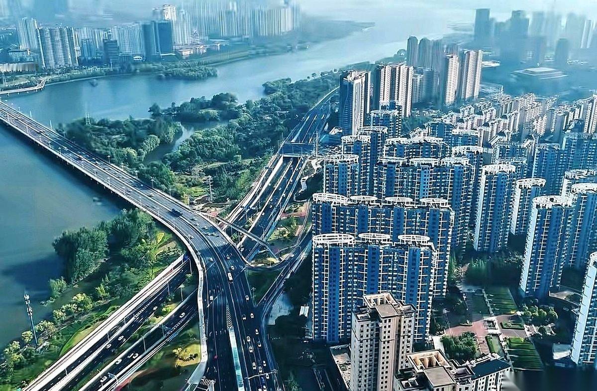 真的，有时候看数据比看电影还刺激。
就说临沂吧，天天喊着要冲全省前三，那股劲儿，