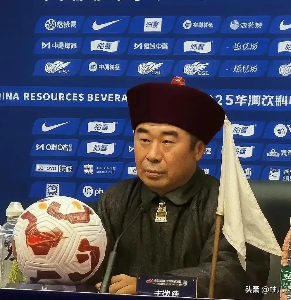 山东泰山战申花前夕，主教练韩鹏被网友恶搞的照片引起山东球迷不适。

多名足球媒体