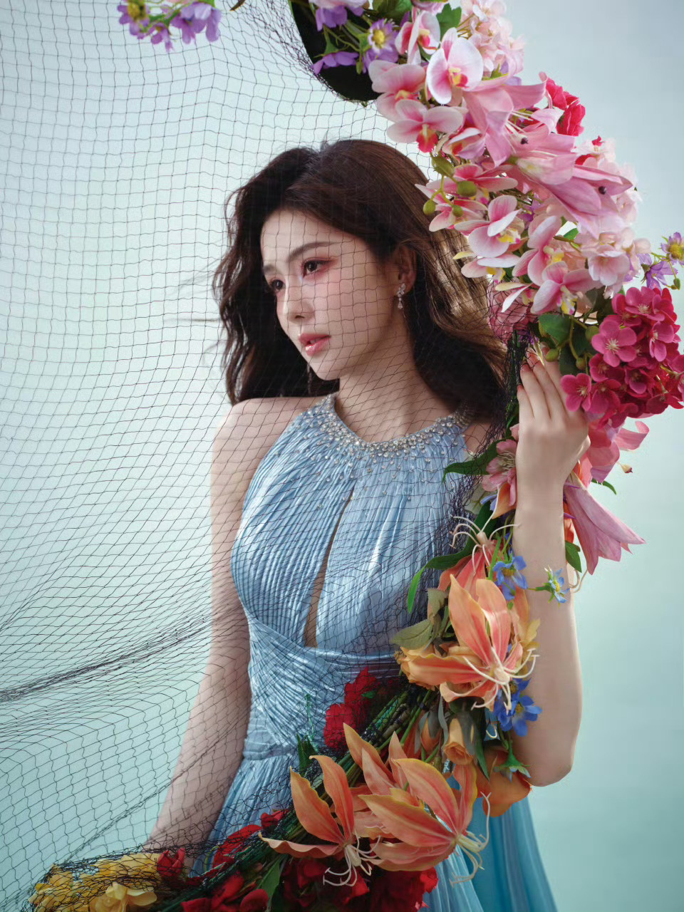 白鹿星落海蓝妆白鹿一袭冰蓝长裙氛围感拉满～温柔氛围感里自带惊艳气场！！颜值气质双