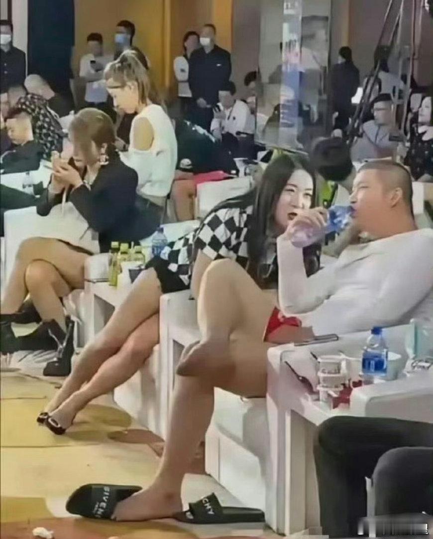 一群东北网红的聚会，站没站相，坐没坐相，是短视频和直播带货成就了他们。 ​​​