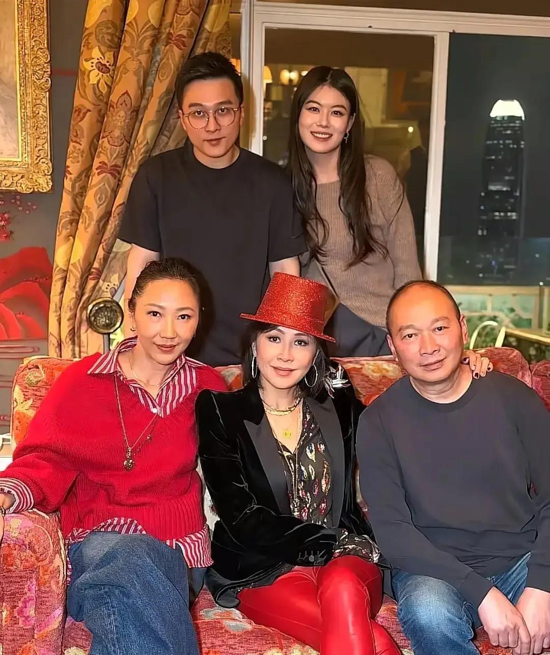 28岁侄子带女友回家，刘嘉玲一句话炸场
 
侄子进门那刻，刘嘉玲直接塞红包，女孩