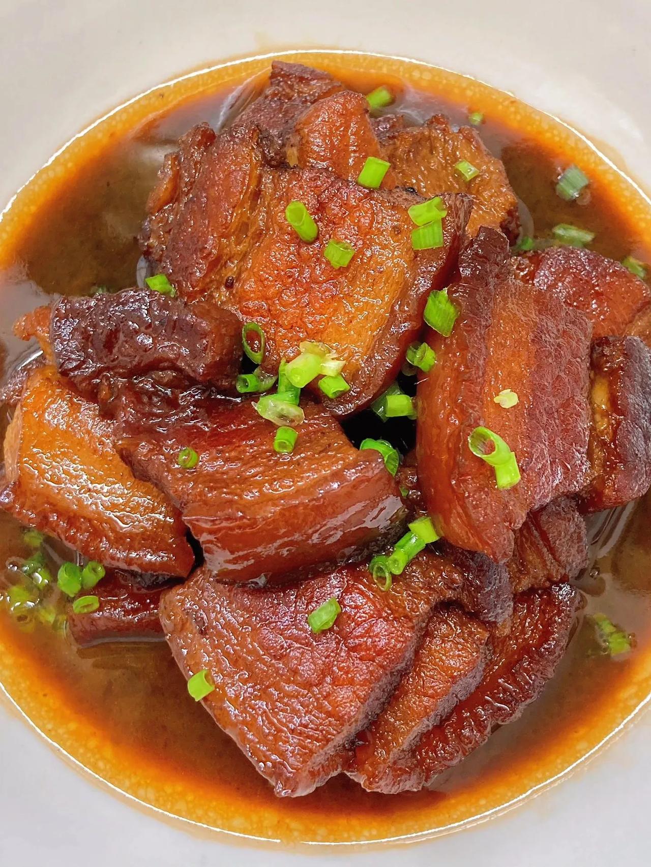 做红烧肉真的没有那么难

我平时是不太爱吃肥肉的，但是我自己做的这个红烧肉我能吃