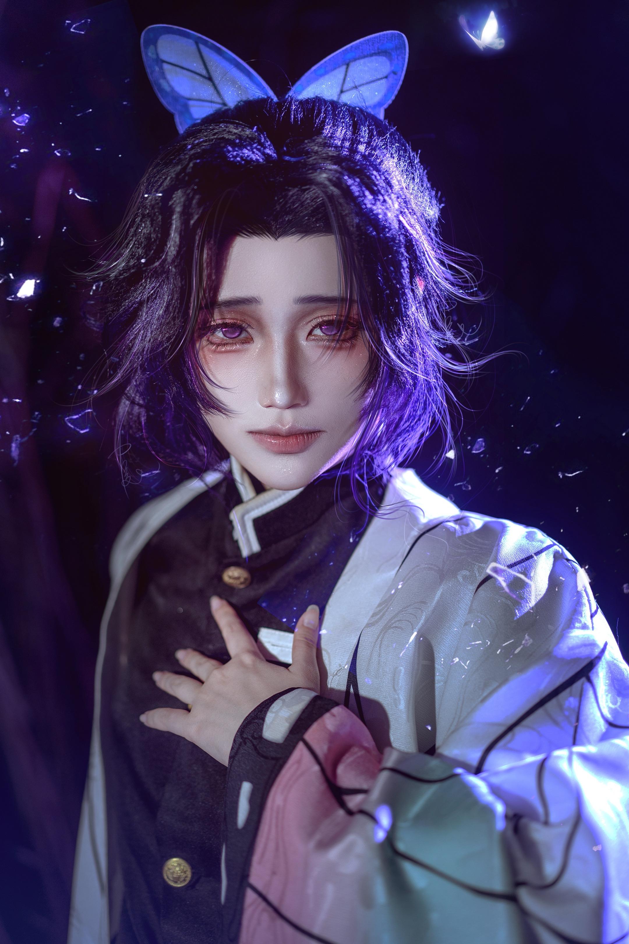 上半张脸在哭，下半张脸在笑。