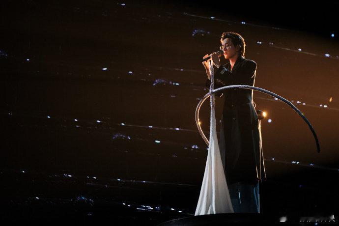 曾舜晞舞台太空级别曾舜晞跨年造型太绝，一身星河亮片璀璨如宇宙加身，清冷气质配梦幻