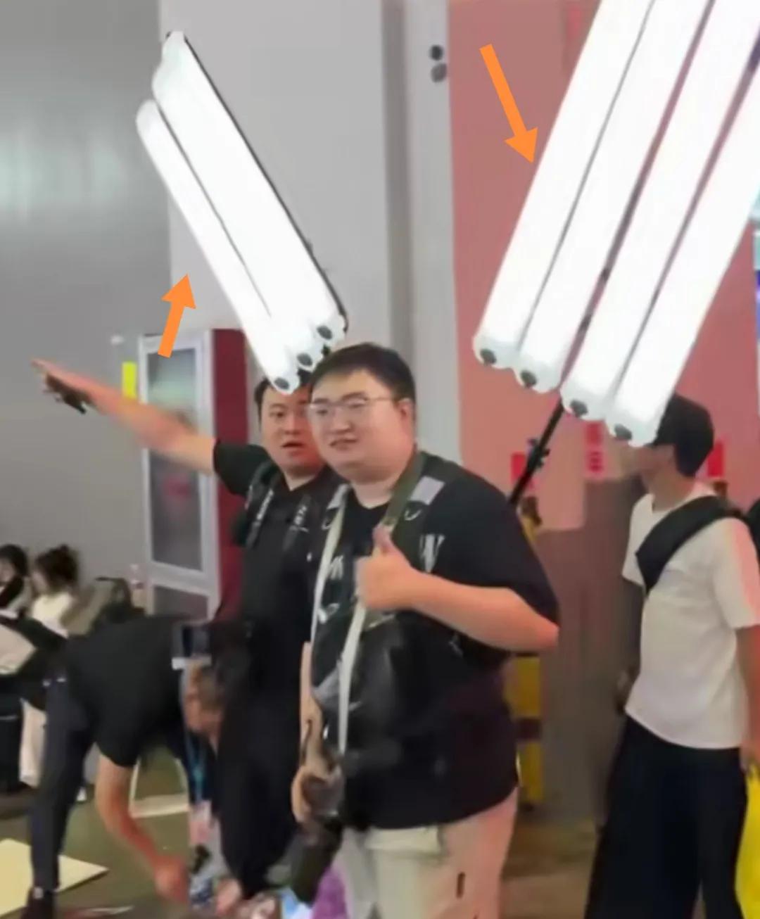 一男子背七翼天使补光灯。