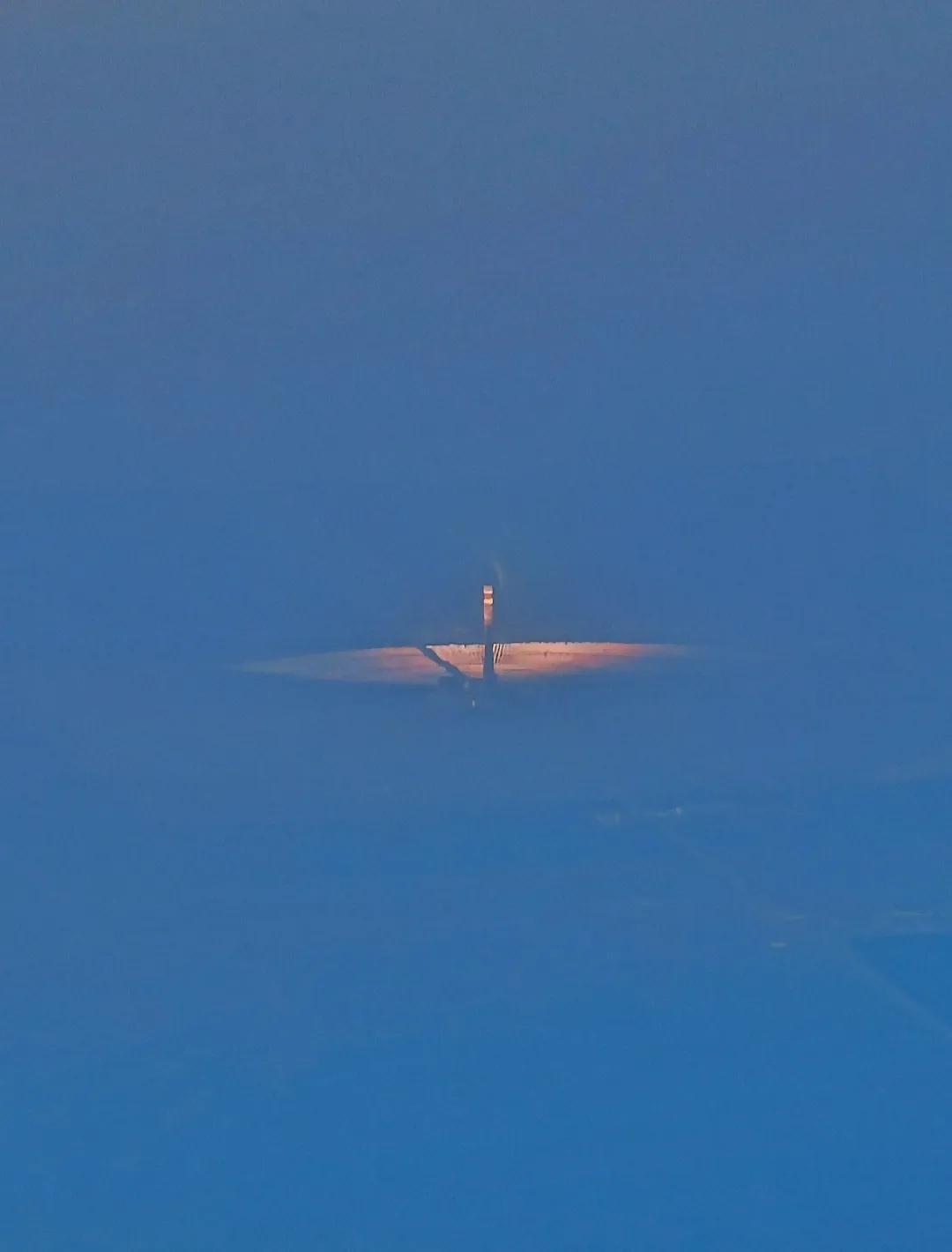 飞机上拍到的，新疆茫茫戈壁滩上，一个特别酷的东西，这是啥啊？