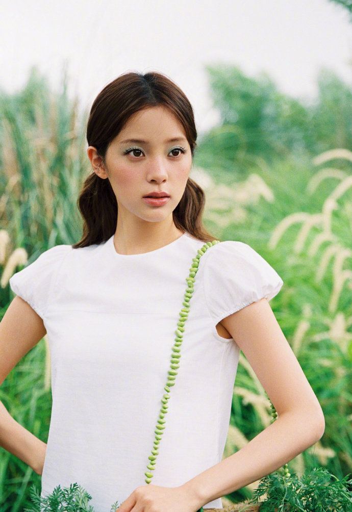欧阳娜娜又带火一种生日照模板欧阳娜娜先天互联网圣体 欧阳娜娜的农场风生日写真直接