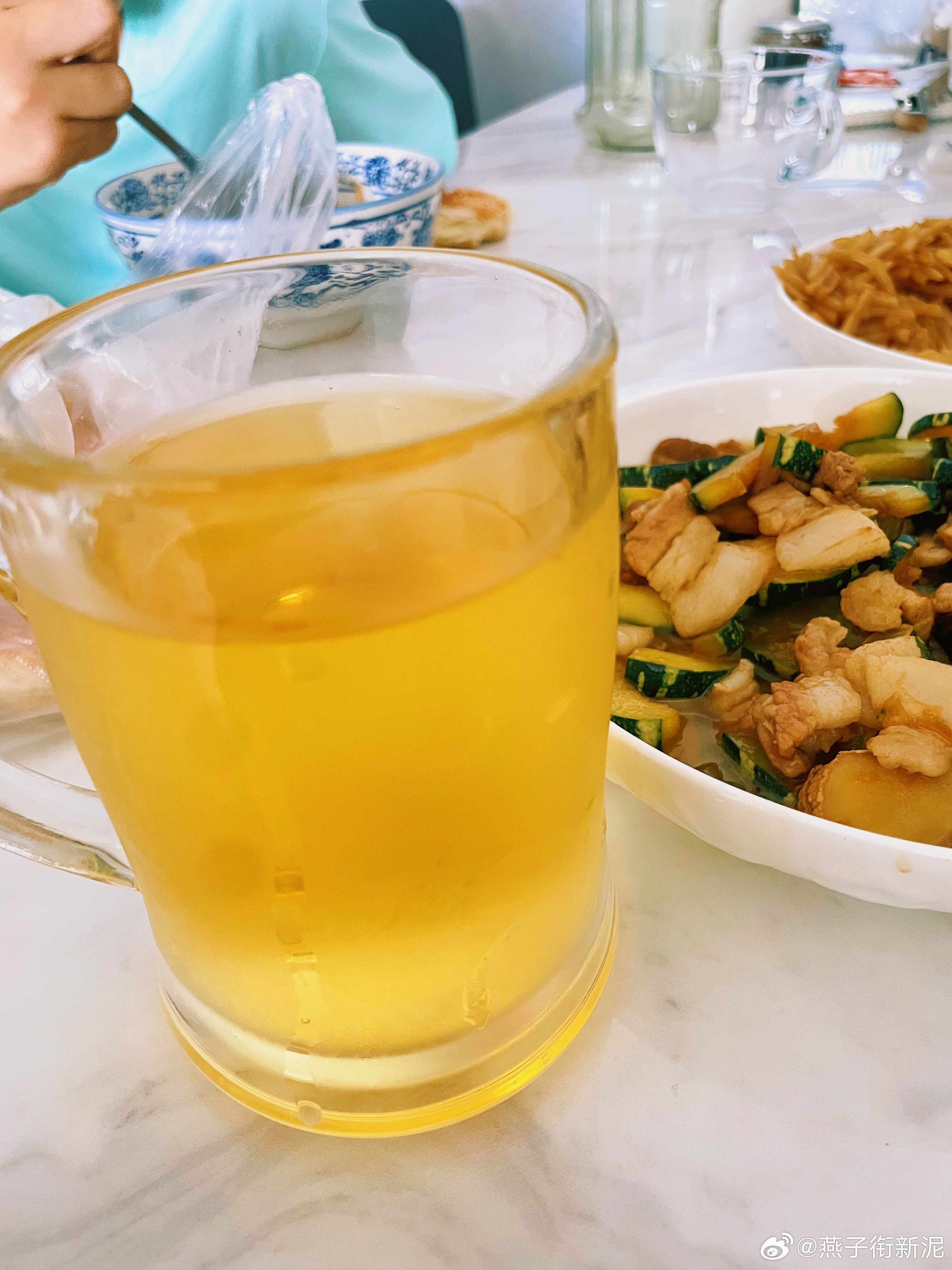 现在的天气太热了，在厨房炒完菜，就真的没有食欲了，只想喝一瓶冰镇的啤酒，所以我现