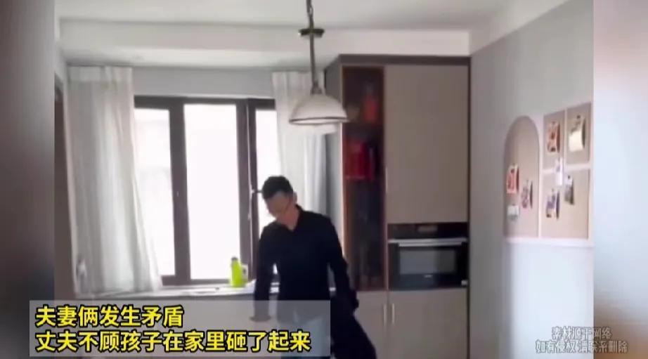 大人吵架，不管结果如何，避开小孩会感好些，
孩子看到父亲摔东西，肯定也觉得心里不