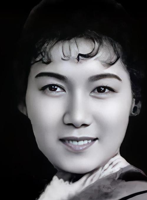 1952年，90岁的齐白石第一次见到25岁的新凤霞，当场盯着人家看得挪不开眼。旁