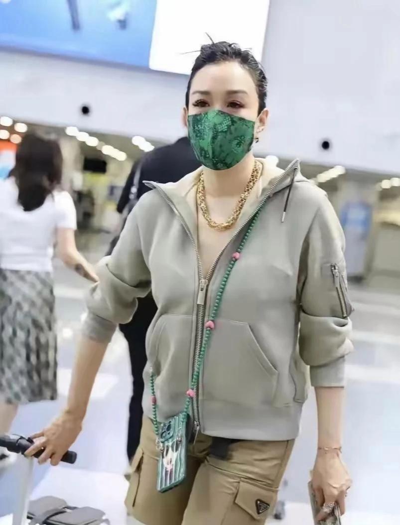 哇，钟丽缇真的是美到让人心动啊，不愧是我心中的女神！出现在机场简直就是一道亮丽的